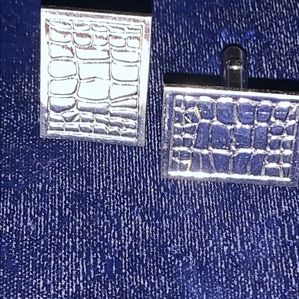 Elegant silver tone  Crocodile Pattern Cufflinks